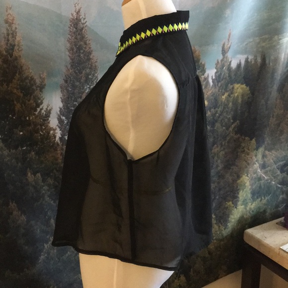 Geo embroidered collared blouse - Picture 4 of 4